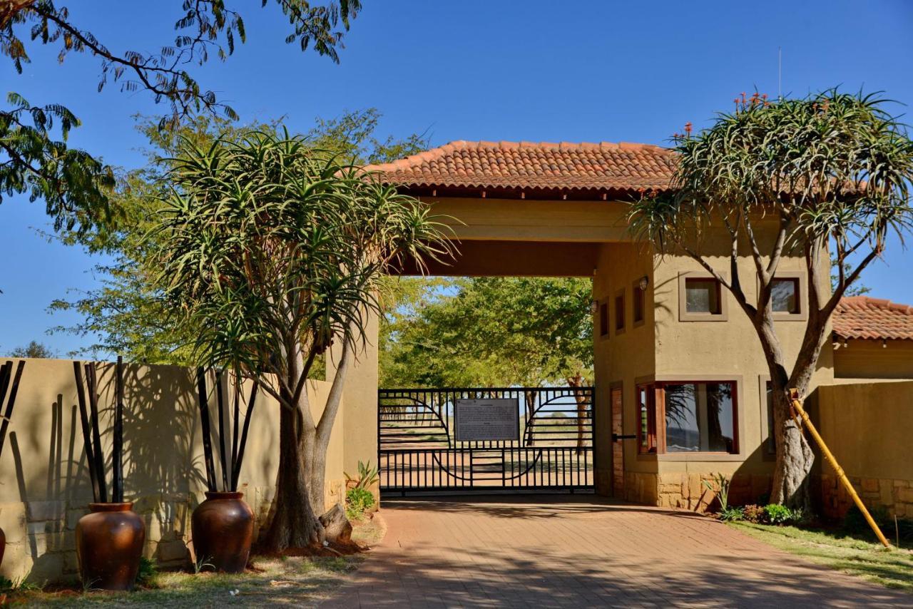 Kameeldrift Waterfront Estate & Resort Brits Bagian luar foto